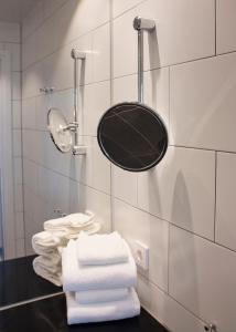 兰斯克鲁纳Hotel Öresund Conference & Spa的浴室提供毛巾和镜子