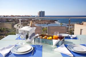 科洛尼亚圣霍尔迪Apartaments Posidonia的一张桌子,上面放着一篮水果,享有海景