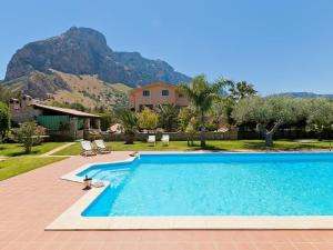 奇尼斯Belvilla by OYO Carta Dieci的一座带房子的游泳池,其背景是山脉