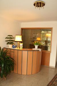 布里隆Hotel Haus Hellhohl Garni的一间设有台灯和植物的桌子的房间