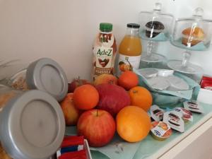 巴斯基里奥A Casa di Grace的桌子,上面放苹果橙子和果汁