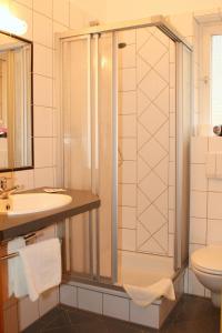 布里隆Hotel Haus Hellhohl Garni的带淋浴、盥洗盆和卫生间的浴室