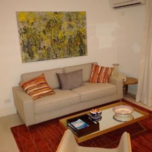 里约热内卢Ocean Flat的客厅配有沙发和桌子