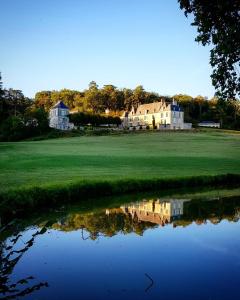 Saint-Paterne-Racan霍德波特别墅酒店的一座位于高尔夫球场上的别墅,在水中反射