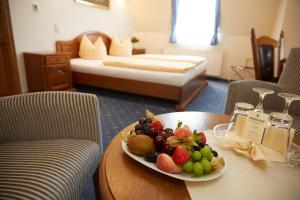 卡普特Bed & Breakfast Hotel Müllerhof的在酒店房间桌上的水果盘