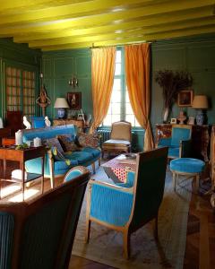 Saint-Paterne-Racan霍德波特别墅酒店的客厅配有蓝色的家具和黄色的天花板
