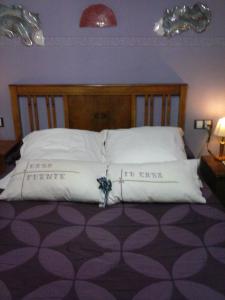 AlcorisaHotel Casa de la Fuente的床上有2个白色枕头
