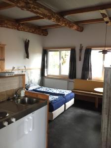 Den HoornDe Droomhut的小房间设有床和水槽