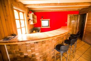 科克拉内Kalfu Patagonia的一间红色墙壁的房间里酒吧