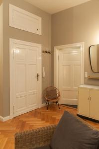 柏林Studio Apartment Berlin的客厅配有白色门和椅子