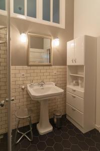柏林Studio Apartment Berlin的白色的浴室设有水槽和凳子