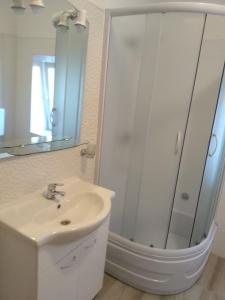 贝蒂纳Kuća Get的白色的浴室设有水槽和镜子