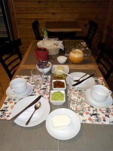 科克拉内Kalfu Patagonia的桌上放有盘子和碗的食物