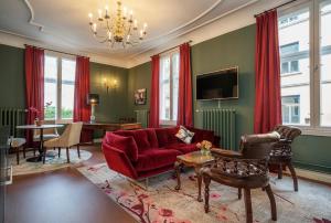 奥斯陆The Apartments Company - The Sweet的客厅配有红色的沙发和桌子