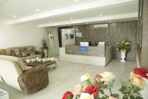 阿帕尔塔多HOTEL HABANA REAL的大堂设有带沙发和鲜花的等候室