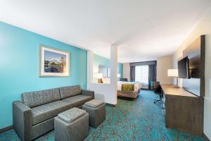 俄克拉何马城Comfort Inn & Suites Oklahoma City near Bricktown的酒店客房设有一张沙发和一张床