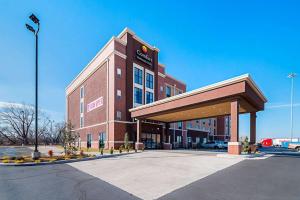 俄克拉何马城Comfort Inn & Suites Oklahoma City near Bricktown的一座大型红砖建筑,设有加油站