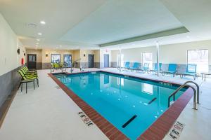 俄克拉何马城Comfort Inn & Suites Oklahoma City near Bricktown的大楼里一个蓝色的大泳池