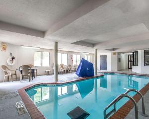 俄克拉何马城The Douillet by Demeure Hotels的一个带桌椅的大型游泳池