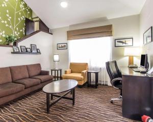 俄克拉何马城The Douillet by Demeure Hotels的客厅配有沙发、椅子和书桌