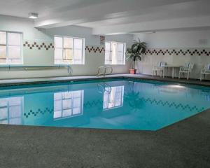 波特兰Comfort Suites Portland Southwest的客房内的大型游泳池,有蓝色的水