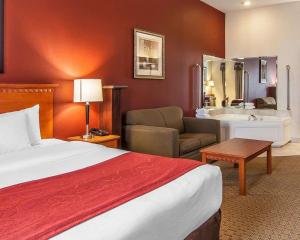 雷德蒙机场康福特套房酒店客房内的一张或多张床位