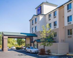 罗斯堡Sleep Inn & Suites Roseburg North Near Medical Center的前面有停车场的酒店