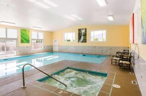 阿什兰Comfort Inn & Suites的一个带热水浴缸的大型游泳池