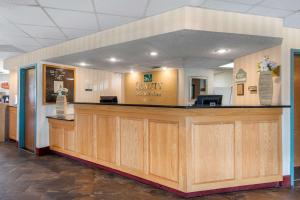 曼斯费尔德Quality Inn & Suites的牙科办公室,设有大型木制前台台
