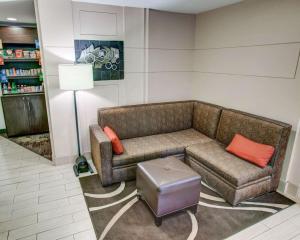 科里奥波利斯Comfort Suites Pittsburgh Airport的带沙发和凳子的客厅