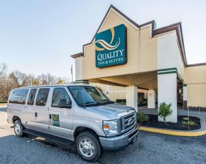 伊利Quality Inn & Suites Conference Center Across from Casino的停在商店前的银面包车