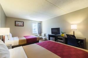 哈里斯堡Econo Lodge Harrisburg Southwest of Hershey Area的酒店客房设有两张床和一台平面电视。