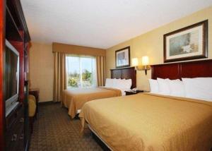 本赛霖姆本萨勒姆品质旅馆&套房酒店的酒店客房设有两张床和电视。