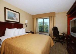 本赛霖姆本萨勒姆品质旅馆&套房酒店的酒店客房设有床和窗户。