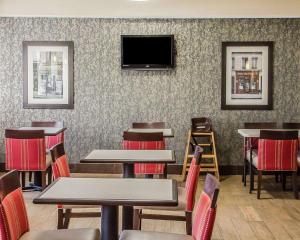 琼斯镇莱巴嫩谷菲特.印度镇峡谷舒适酒店的餐厅设有桌椅和平面电视。