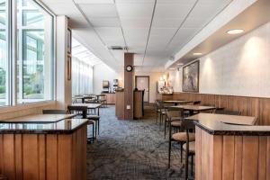 州学院Days Inn by Wyndham Penn State的用餐室设有桌椅和窗户。