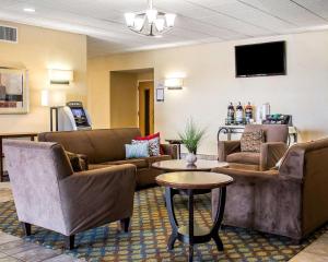 Wilkes-Barre Inn & Suites的休息区