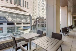 费城费城市中心坎布里亚酒店的餐厅设有桌椅和大窗户。