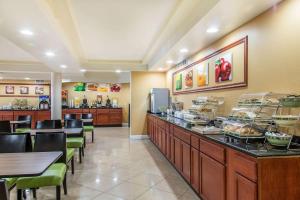 米德尔敦Quality Inn & Suites Middletown - Newport的餐厅设有桌椅