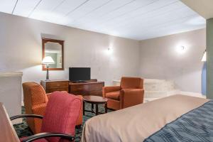 克兰斯顿Econo Lodge Cranston - Providence的酒店客房,配有一张床、一张桌子和椅子