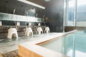 箱根Emblem Flow Hakone的浴室设有一排盥洗盆和镜子