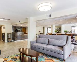 查尔斯顿Quality Inn Mt Pleasant - Charleston的客厅配有沙发和桌子