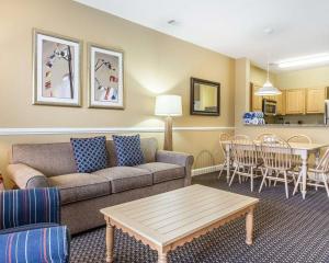 默特尔比奇港湾明灯蓝绿度假酒店的客厅配有沙发和桌子