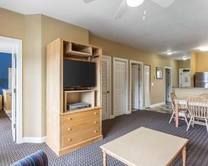 默特尔比奇港湾明灯蓝绿度假酒店的客厅配有平面电视和桌子。