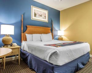 默特尔比奇港湾明灯蓝绿度假酒店的一间卧室配有一张带蓝色墙壁的大床