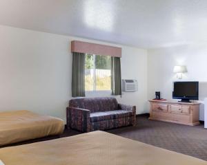 奇斯顿Royal Inn Keystone的酒店客房配有床、沙发和电视。