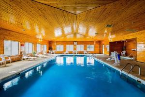 米切尔米切尔品质酒店的大型木质建筑中的大型游泳池