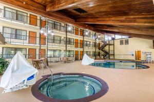 赛维尔维尔Quality Inn & Suites Sevierville - Pigeon Forge的一座位于客房中间的带热水浴缸的建筑