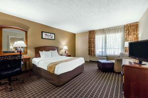 赛维尔维尔Quality Inn & Suites Sevierville - Pigeon Forge的酒店客房,配有床和电视