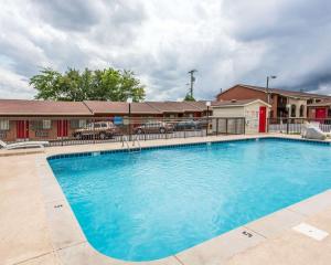纳什维尔Econo Lodge Nashville North - Opryland的酒店前方的大型蓝色游泳池